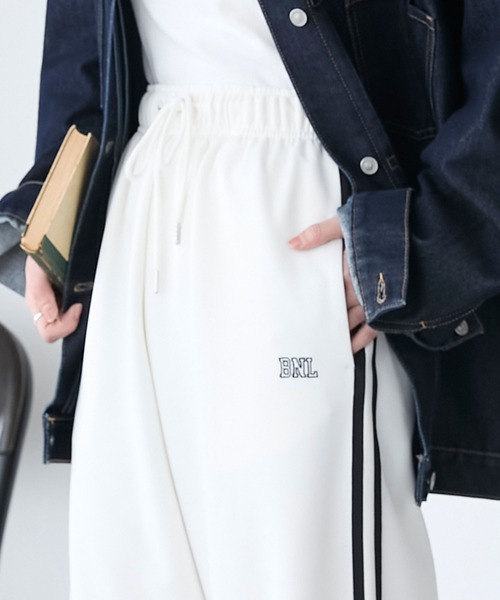 BONLECILL(ボンルシール)の「2WAY配色ライントラックパンツ(その他パンツ・レディース・グレイッシュベージュ/ネイビー/ブラック/アイボリー・FREE)」の9枚目の写真