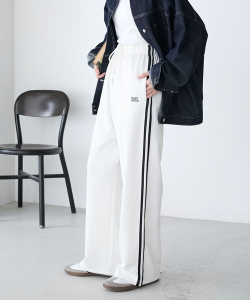BONLECILL(ボンルシール)の「2WAY配色ライントラックパンツ(その他パンツ・レディース・グレイッシュベージュ/ネイビー/ブラック/アイボリー・FREE)」の12枚目の写真