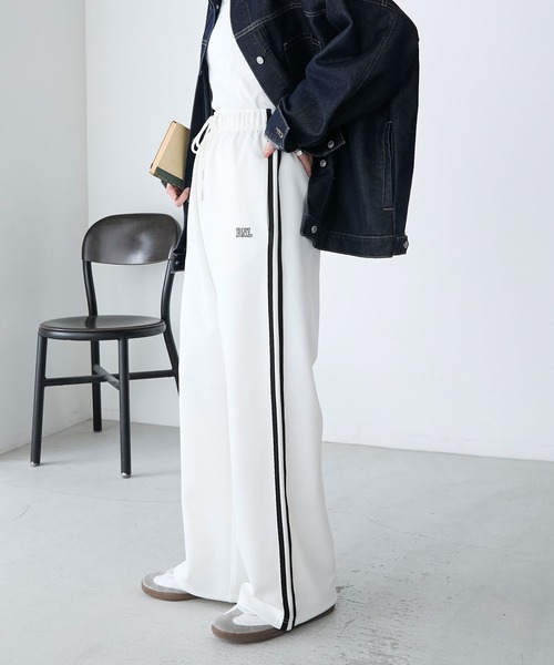 BONLECILL(ボンルシール)の「2WAY配色ライントラックパンツ(その他パンツ・レディース・グレイッシュベージュ/ネイビー/ブラック/アイボリー・FREE)」の13枚目の写真