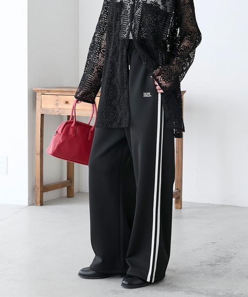 BONLECILL(ボンルシール)の「2WAY配色ライントラックパンツ(その他パンツ・レディース・グレイッシュベージュ/ネイビー/ブラック/アイボリー・FREE)」の19枚目の写真