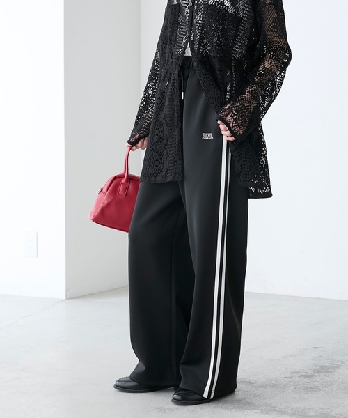 BONLECILL(ボンルシール)の「2WAY配色ライントラックパンツ(その他パンツ・レディース・グレイッシュベージュ/ネイビー/ブラック/アイボリー・FREE)」の21枚目の写真