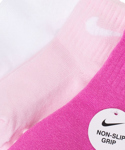 NIKE（ナイキ）の「NIKE NHN CORE SWOOSH GRIPPER//ロゴ/ソックス/3足セットナイキ/ベビー/12-18M（ソックス/靴下・キッズ・ピンク/グレー・12-18MONTH）」の4枚目の写真
