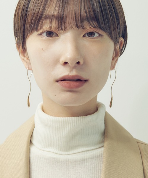 GOLDY（ゴールディ）の「ドローイング ドロップ ロング ピアス（ピアス（両耳用）・レディース・シルバー/ゴールド・FREE）」の2枚目の写真