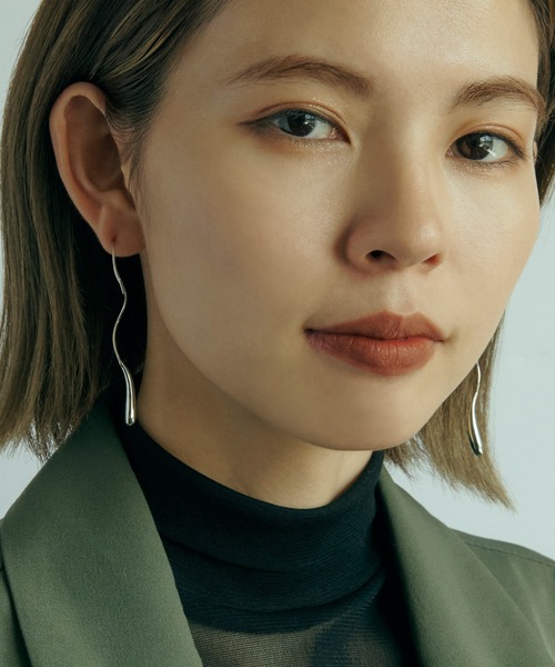 GOLDY（ゴールディ）の「ドローイング ドロップ ロング ピアス（ピアス（両耳用）・レディース・シルバー/ゴールド・FREE）」の5枚目の写真