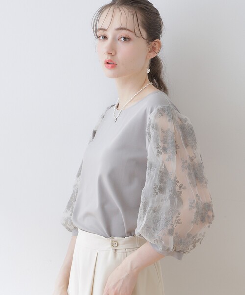 couture brooch（クチュールブローチ）の「◆【二の腕カバー・残暑の秋にも使える】袖レースドッキングカットソー（Tシャツ/カットソー・レディース・グレー/オフホワイト/ブラック・42/40/38）」の3枚目の写真