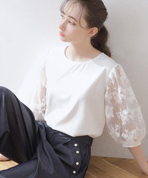 couture brooch（クチュールブローチ）の「◆【二の腕カバー・残暑の秋にも使える】袖レースドッキングカットソー（Tシャツ/カットソー・レディース・グレー/オフホワイト/ブラック・42/40/38）」の2枚目の写真