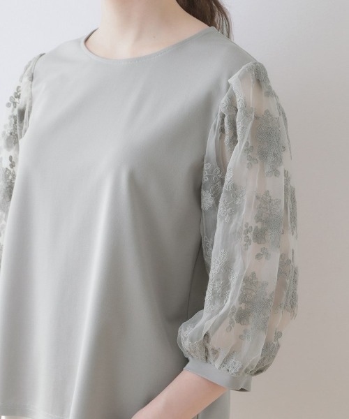 couture brooch（クチュールブローチ）の「◆【二の腕カバー・残暑の秋にも使える】袖レースドッキングカットソー（Tシャツ/カットソー・レディース・グレー/オフホワイト/ブラック・42/40/38）」の4枚目の写真