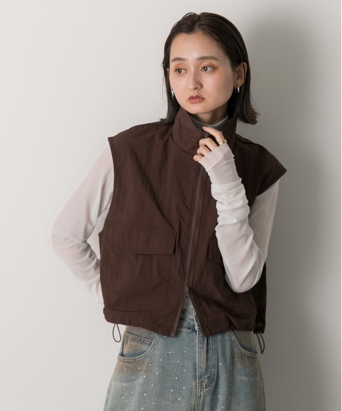 ad thie(アドティエ)の「スタンドカラー ナイロンショートベスト(ベスト・レディース・アイボリー/チョコ/カーキ/ベージュ/ブラック・FREE)」の13枚目の写真