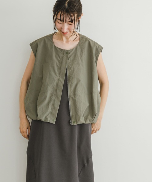 ITEMS URBANRESEARCH（アイテムズ アーバンリサーチ）の「ナイロンコクーンベスト（ベスト・レディース・ブラック/カーキ・FREE）」の19枚目の写真