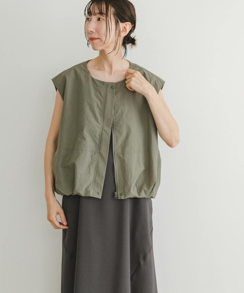 ITEMS URBANRESEARCH（アイテムズ アーバンリサーチ）の「ナイロンコクーンベスト（ベスト・レディース・ブラック/カーキ・FREE）」の3枚目の写真