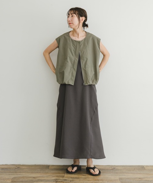 ITEMS URBANRESEARCH（アイテムズ アーバンリサーチ）の「ナイロンコクーンベスト（ベスト・レディース・ブラック/カーキ・FREE）」の4枚目の写真