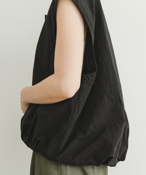 ITEMS URBANRESEARCH（アイテムズ アーバンリサーチ）の「ナイロンコクーンベスト（ベスト・レディース・ブラック/カーキ・FREE）」の14枚目の写真