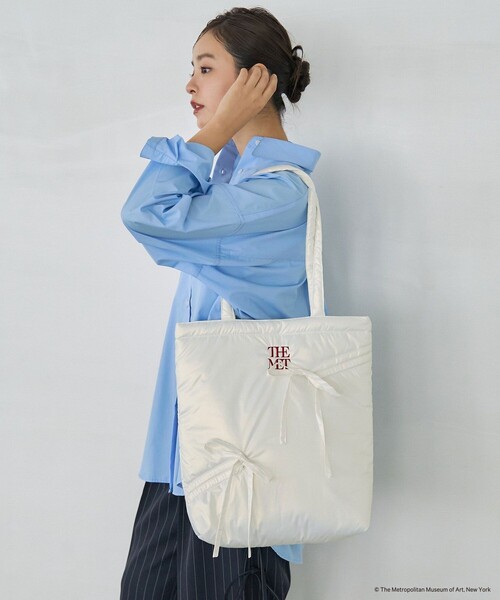 PUBLUX（パブリュクス）の「The Met × PUBLUX/パブリュクス The Metギャザーリボントートバッグ　限定展開（ショルダーバッグ・レディース・オフホワイト/シルバー/ブラック・ONE SIZE）」の2枚目の写真