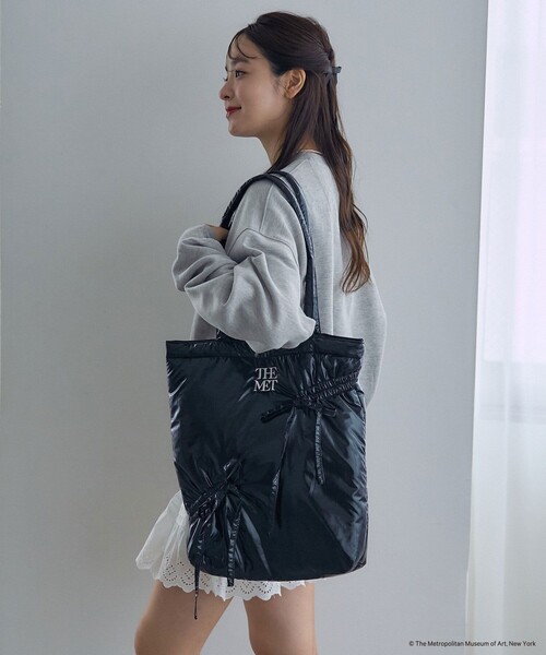 PUBLUX（パブリュクス）の「The Met × PUBLUX/パブリュクス The Metギャザーリボントートバッグ　限定展開（ショルダーバッグ・レディース・オフホワイト/シルバー/ブラック・ONE SIZE）」の4枚目の写真