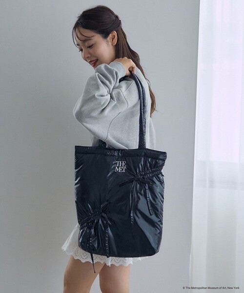 PUBLUX（パブリュクス）の「The Met × PUBLUX/パブリュクス The Metギャザーリボントートバッグ　限定展開（ショルダーバッグ・レディース・オフホワイト/シルバー/ブラック・ONE SIZE）」の5枚目の写真
