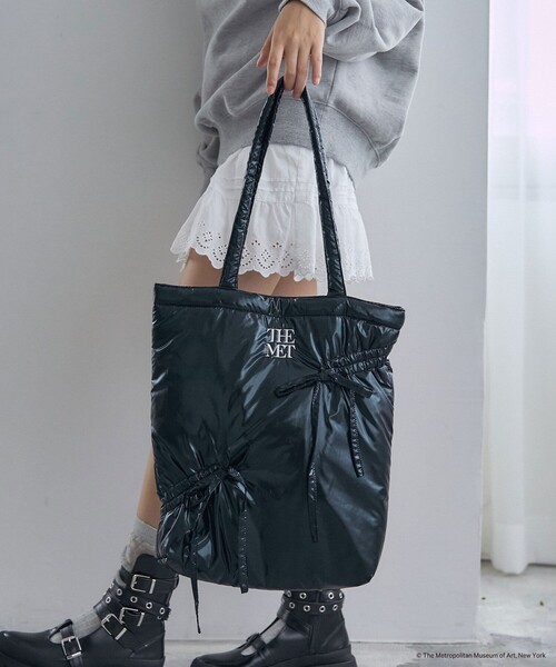 PUBLUX（パブリュクス）の「The Met × PUBLUX/パブリュクス The Metギャザーリボントートバッグ　限定展開（ショルダーバッグ・レディース・オフホワイト/シルバー/ブラック・ONE SIZE）」の6枚目の写真