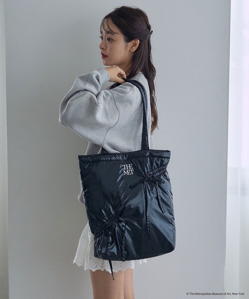 PUBLUX（パブリュクス）の「The Met × PUBLUX/パブリュクス The Metギャザーリボントートバッグ　限定展開（ショルダーバッグ・レディース・オフホワイト/シルバー/ブラック・ONE SIZE）」の10枚目の写真