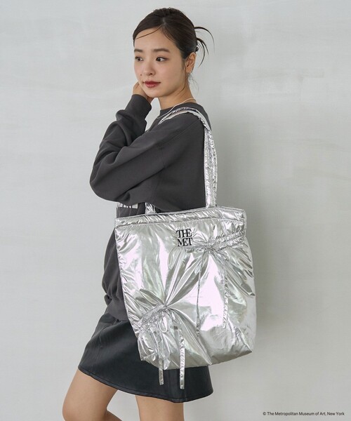 PUBLUX（パブリュクス）の「The Met × PUBLUX/パブリュクス The Metギャザーリボントートバッグ　限定展開（ショルダーバッグ・レディース・オフホワイト/シルバー/ブラック・ONE SIZE）」の12枚目の写真