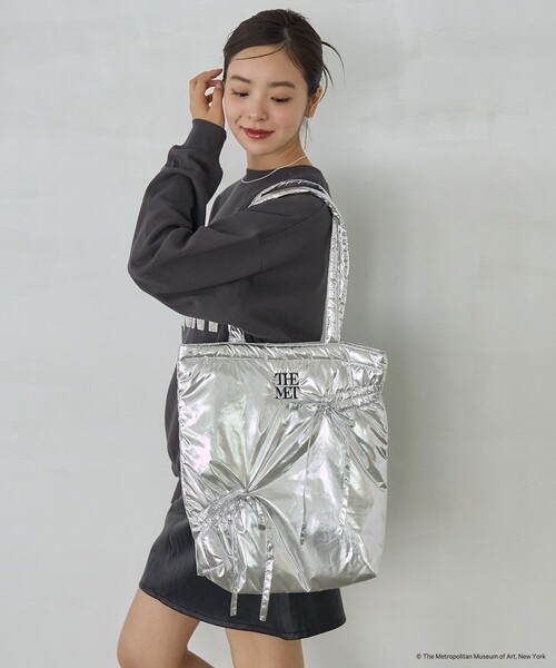 PUBLUX（パブリュクス）の「The Met × PUBLUX/パブリュクス The Metギャザーリボントートバッグ　限定展開（ショルダーバッグ・レディース・オフホワイト/シルバー/ブラック・ONE SIZE）」の17枚目の写真