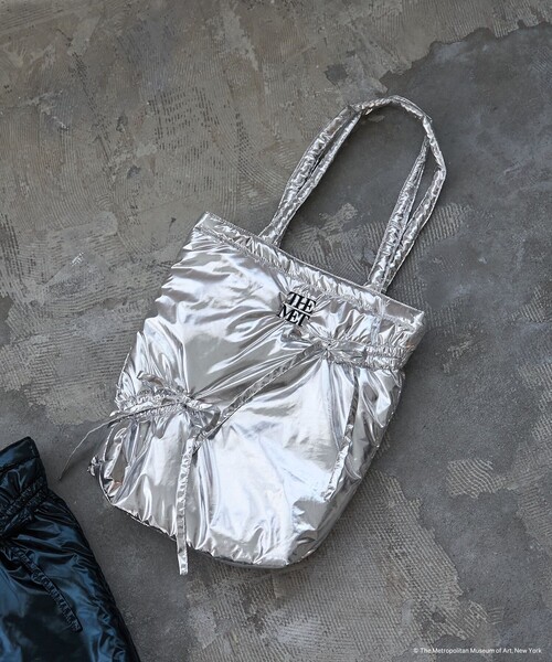 PUBLUX（パブリュクス）の「The Met × PUBLUX/パブリュクス The Metギャザーリボントートバッグ　限定展開（ショルダーバッグ・レディース・オフホワイト/シルバー/ブラック・ONE SIZE）」の18枚目の写真