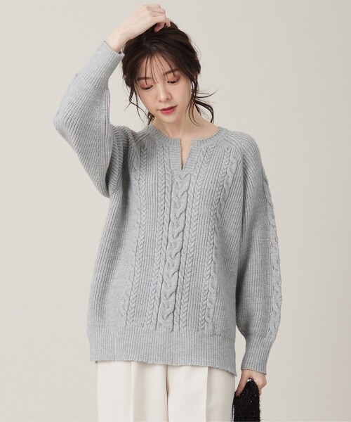 ANY SIS(エニィスィス)の「【洗える】キーネックケーブル ニット(ニット/セーター・レディース・アイボリー系/ライトグリーン系/ライトグレー系・4)」の2枚目の写真