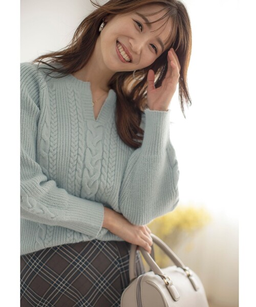 ANY SIS(エニィスィス)の「【洗える】キーネックケーブル ニット(ニット/セーター・レディース・アイボリー系/ライトグリーン系/ライトグレー系・4)」の1枚目の写真