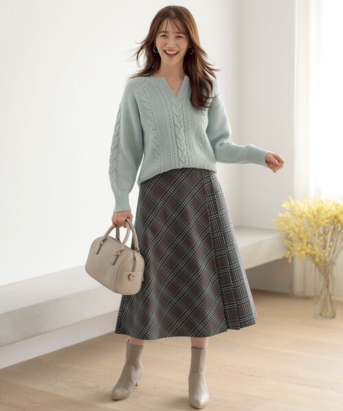 ANY SIS(エニィスィス)の「【洗える】キーネックケーブル ニット(ニット/セーター・レディース・アイボリー系/ライトグリーン系/ライトグレー系・4)」の4枚目の写真