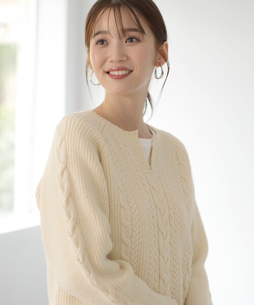 ANY SIS(エニィスィス)の「【洗える】キーネックケーブル ニット(ニット/セーター・レディース・アイボリー系/ライトグリーン系/ライトグレー系・4)」の7枚目の写真
