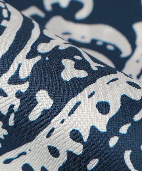 green label relaxing(グリーンレーベルリラクシング)の「GLR シルク ペイズリー スカーフ(ストール/ショール・メンズ・ネイビー/ケリーグリーン・FREE)」の4枚目の写真