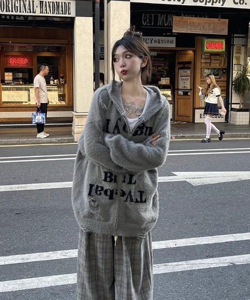 Ressaca(レサーカ)の「オーバーサイズレタリングロゴシャギーニットジップアップパーカー(ニット/セーター・レディース・ブラック/グレー・M/L/XXL/XL)」の8枚目の写真