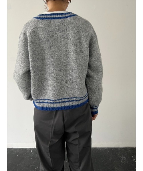 Day and Grade(デイアンドグレイド)の「【ライン入りジップニットカーディガン】Vネック ライン使い ジップアップ ニットカーディガン / ラグランスリーブ ショート丈カーデ / ストレッチ・2WAY(ニット/セーター・レディース・ホワイト系/グレー系・FREE)」の10枚目の写真