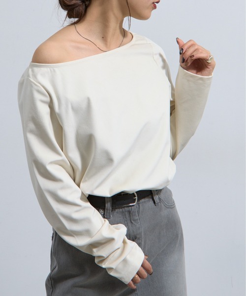 COLONY 2139（コロニートゥーワンスリーナイン）の「ベロアボートネック長袖トップス（Tシャツ/カットソー・レディース・ブラック/グレイッシュベージュ/オフホワイト/チャコールグレー/ブラウン・FREE）」の2枚目の写真