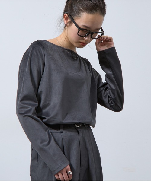 COLONY 2139（コロニートゥーワンスリーナイン）の「ベロアボートネック長袖トップス（Tシャツ/カットソー・レディース・ブラック/グレイッシュベージュ/オフホワイト/チャコールグレー/ブラウン・FREE）」の4枚目の写真