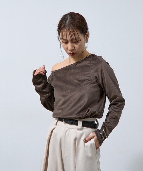 COLONY 2139（コロニートゥーワンスリーナイン）の「ベロアボートネック長袖トップス（Tシャツ/カットソー・レディース・ブラック/グレイッシュベージュ/オフホワイト/チャコールグレー/ブラウン・FREE）」の6枚目の写真