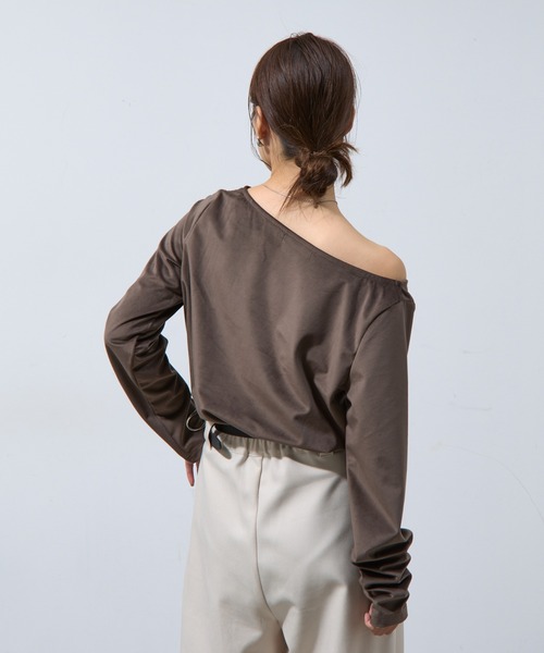 COLONY 2139（コロニートゥーワンスリーナイン）の「ベロアボートネック長袖トップス（Tシャツ/カットソー・レディース・ブラック/グレイッシュベージュ/オフホワイト/チャコールグレー/ブラウン・FREE）」の7枚目の写真