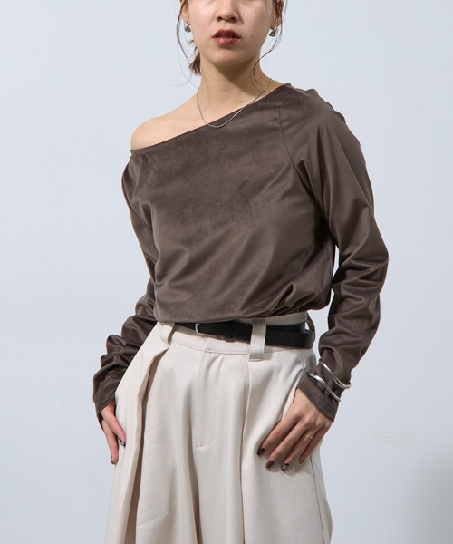 COLONY 2139（コロニートゥーワンスリーナイン）の「ベロアボートネック長袖トップス（Tシャツ/カットソー・レディース・ブラック/グレイッシュベージュ/オフホワイト/チャコールグレー/ブラウン・FREE）」の8枚目の写真