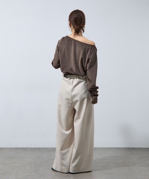 COLONY 2139（コロニートゥーワンスリーナイン）の「ベロアボートネック長袖トップス（Tシャツ/カットソー・レディース・ブラック/グレイッシュベージュ/オフホワイト/チャコールグレー/ブラウン・FREE）」の11枚目の写真