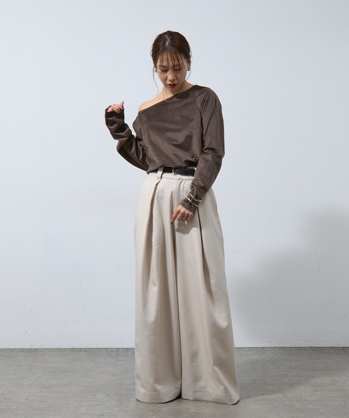 COLONY 2139（コロニートゥーワンスリーナイン）の「ベロアボートネック長袖トップス（Tシャツ/カットソー・レディース・ブラック/グレイッシュベージュ/オフホワイト/チャコールグレー/ブラウン・FREE）」の10枚目の写真