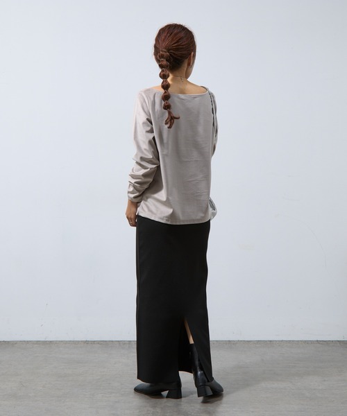 COLONY 2139（コロニートゥーワンスリーナイン）の「ベロアボートネック長袖トップス（Tシャツ/カットソー・レディース・ブラック/グレイッシュベージュ/オフホワイト/チャコールグレー/ブラウン・FREE）」の17枚目の写真