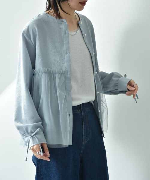 INTERPLANET（インタープラネット）の「バンドカラーパール釦袖口リボンチュール重ねブラウス（シャツ/ブラウス・レディース・オフホワイト/ブラック/サックスブルー・FREE）」の3枚目の写真