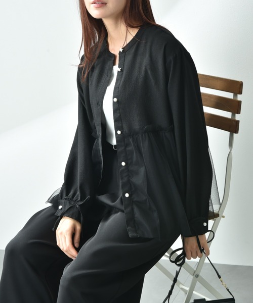 INTERPLANET（インタープラネット）の「バンドカラーパール釦袖口リボンチュール重ねブラウス（シャツ/ブラウス・レディース・オフホワイト/ブラック/サックスブルー・FREE）」の2枚目の写真