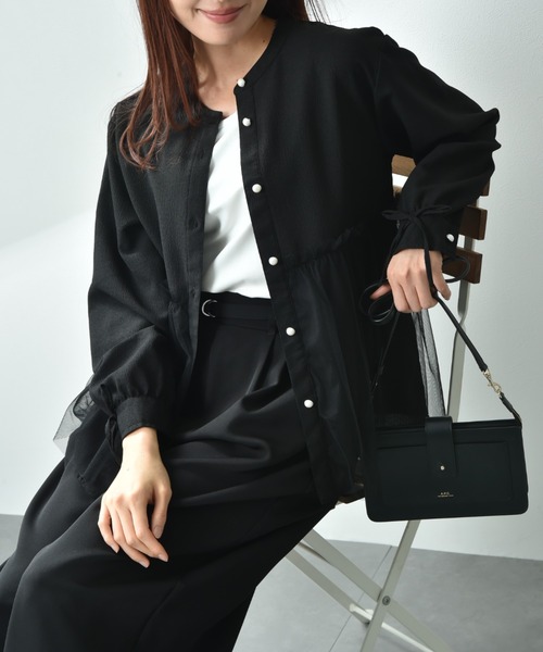 INTERPLANET（インタープラネット）の「バンドカラーパール釦袖口リボンチュール重ねブラウス（シャツ/ブラウス・レディース・オフホワイト/ブラック/サックスブルー・FREE）」の4枚目の写真