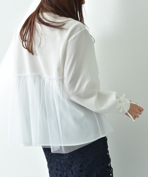 INTERPLANET（インタープラネット）の「バンドカラーパール釦袖口リボンチュール重ねブラウス（シャツ/ブラウス・レディース・オフホワイト/ブラック/サックスブルー・FREE）」の14枚目の写真