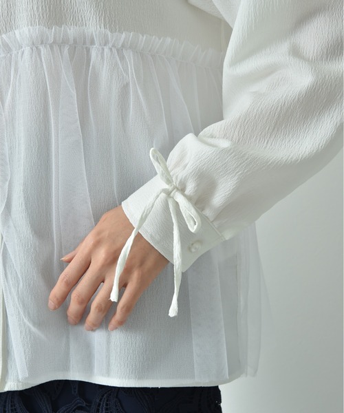 INTERPLANET（インタープラネット）の「バンドカラーパール釦袖口リボンチュール重ねブラウス（シャツ/ブラウス・レディース・オフホワイト/ブラック/サックスブルー・FREE）」の20枚目の写真