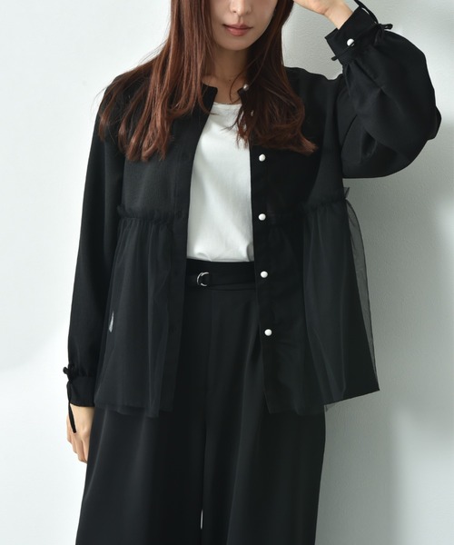 INTERPLANET（インタープラネット）の「バンドカラーパール釦袖口リボンチュール重ねブラウス（シャツ/ブラウス・レディース・オフホワイト/ブラック/サックスブルー・FREE）」の6枚目の写真