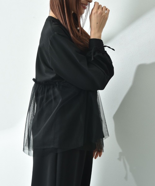 INTERPLANET（インタープラネット）の「バンドカラーパール釦袖口リボンチュール重ねブラウス（シャツ/ブラウス・レディース・オフホワイト/ブラック/サックスブルー・FREE）」の7枚目の写真