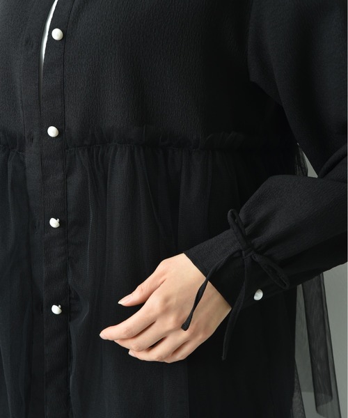 INTERPLANET（インタープラネット）の「バンドカラーパール釦袖口リボンチュール重ねブラウス（シャツ/ブラウス・レディース・オフホワイト/ブラック/サックスブルー・FREE）」の9枚目の写真