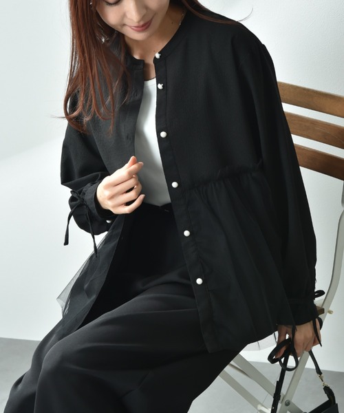 INTERPLANET（インタープラネット）の「バンドカラーパール釦袖口リボンチュール重ねブラウス（シャツ/ブラウス・レディース・オフホワイト/ブラック/サックスブルー・FREE）」の5枚目の写真