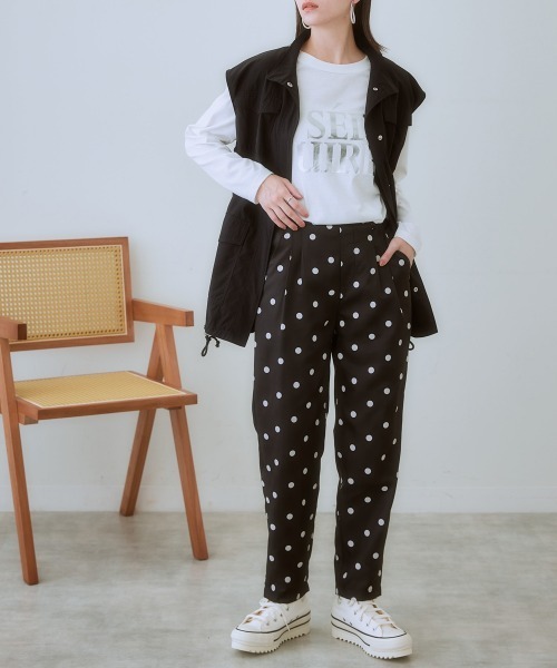 SMILE LAND（スマイルランド）の「＜大きいサイズ＞ ドットプリントテーパードパンツ（ゆったりヒップ）（スラックス・レディース・ベージュ系/ブラック系・LL/3L/5L/L/4L）」の2枚目の写真