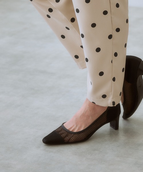 SMILE LAND（スマイルランド）の「＜大きいサイズ＞ ドットプリントテーパードパンツ（ゆったりヒップ）（スラックス・レディース・ベージュ系/ブラック系・LL/3L/5L/L/4L）」の3枚目の写真